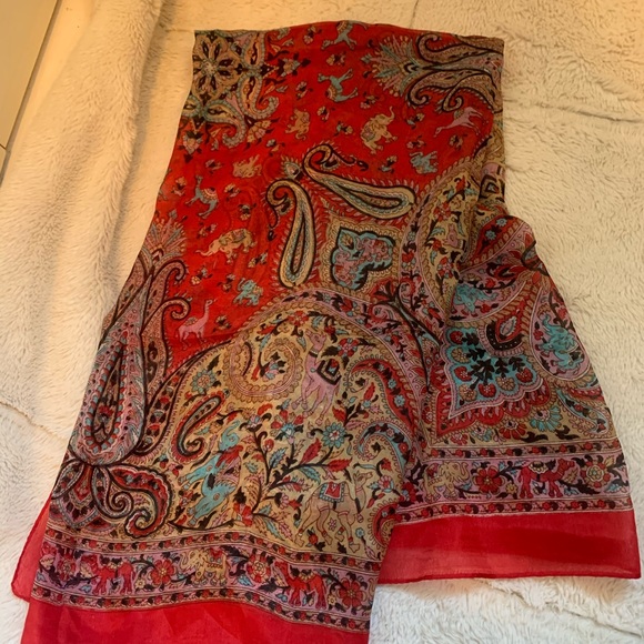 Beautiful print scarf - Picture 2 of 4